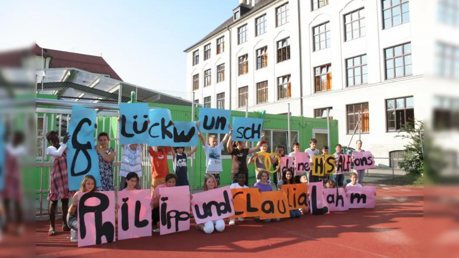 Die Schüler der Alfonsschule ließen es sich nicht nehmen, Philipp Lahm, der einst hier die Schulbank drückte, zur Hochzeit zu gratulieren. (Foto: pi)