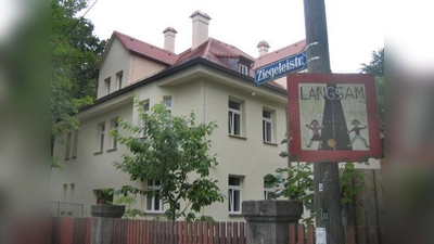 Aus dem Verwaltungsgebäude der ehemaligen Lochhauser Ziegelei ist jetzt ein schönes Kinderhaus geworden. (Foto: Eva Schraft)