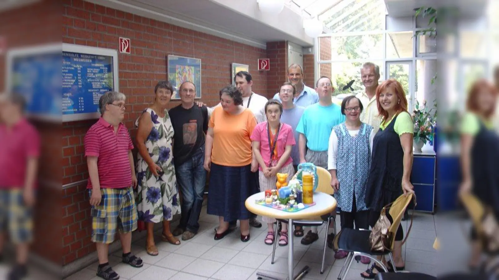 Helga Träger (Zweite von links) und Irene Steele (rechts)  vom  „Kleinen Warenhaus“ in Höhenkirchen-Siegertsbrunn  überreichten Herrn Krinninger (Zweiter von rechts) von der Lebenshilfe Werkstatt die Spende. (Foto: pi)