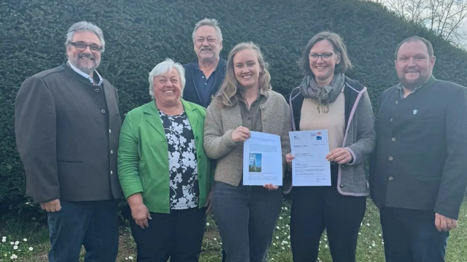 Haben die zur Auszeichnung „Klimaaktive Kommune 2026” abgegeben (v.l.): BGM Michael Falkenhahn aus Otterfing, BGM Barbara Bogner aus Sauerlach, Geschäftsführer Bürgerwind Hofoldinger Forst Martin Sterflinger, Klimaschutzmanagerin Sanna Wassenberg aus Sauerlach, Klimaschutzmanagerin Louisa Schrall aus Aying und BGM Peter Wagner aus Aying.  (Foto: Gemeinde Otterfing)