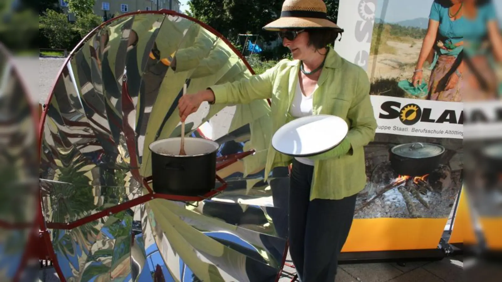 Veronika Wolferstetter zeigte beim afrikanischen Fest in der Alten Feuerwache, wie ein Solarkocher funktioniert. (Foto: tg)