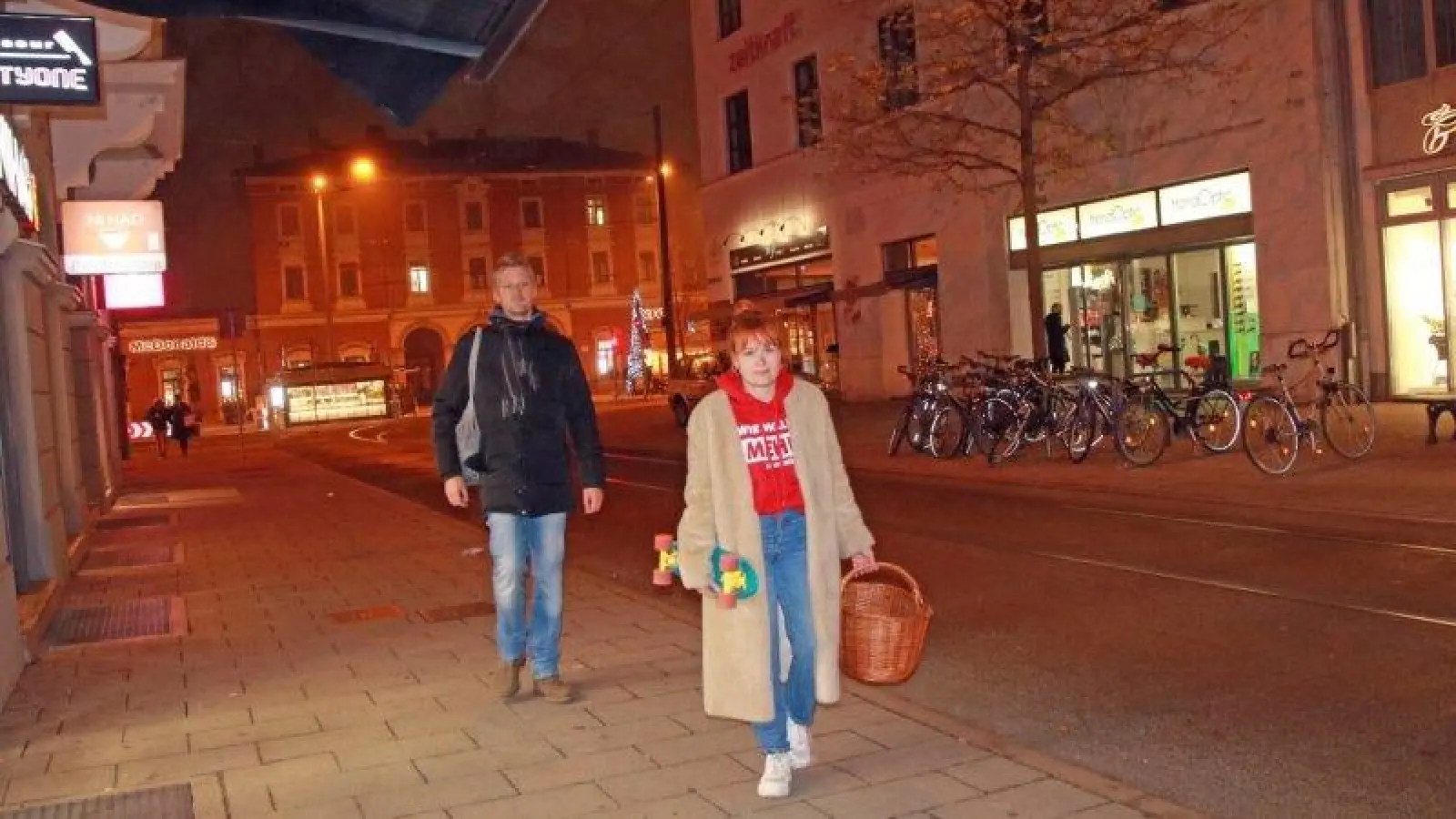 Marcus Krupar, stellv. Ortsvereinsvorsitzender der SPD Pasing, und Marlene Görsch, Vorstandsmitglied, beim Einkauf in der Pasinger Gleichmannstraße. (Foto: SPD Pasing)
