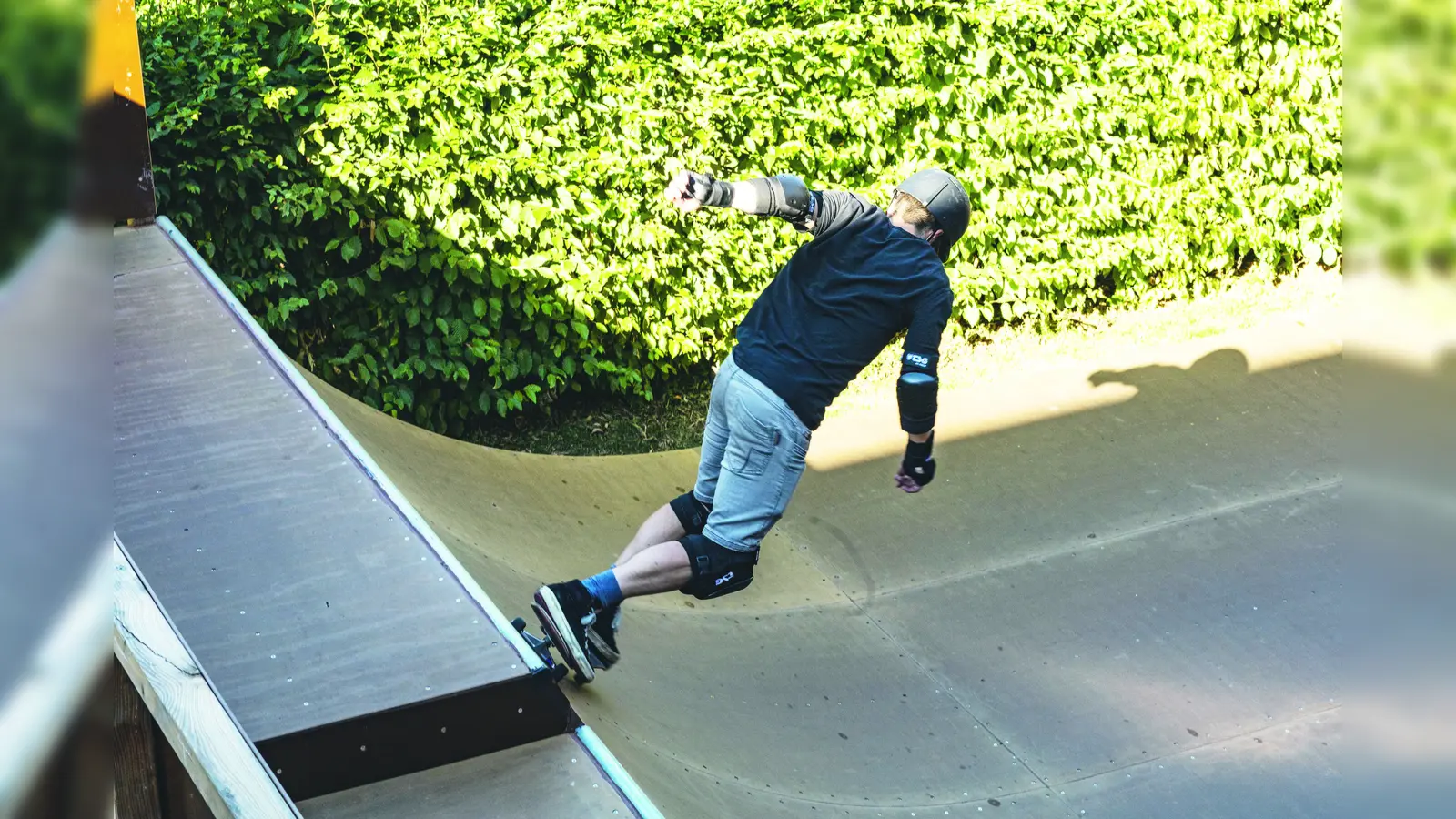 Auf der neuen Miniramp können Skater ihre Skills üben. Eine Miniramp ist für Leute gedacht, die bereits etwas Skate-Erfahrung haben. (Foto: Petra Sellemond)