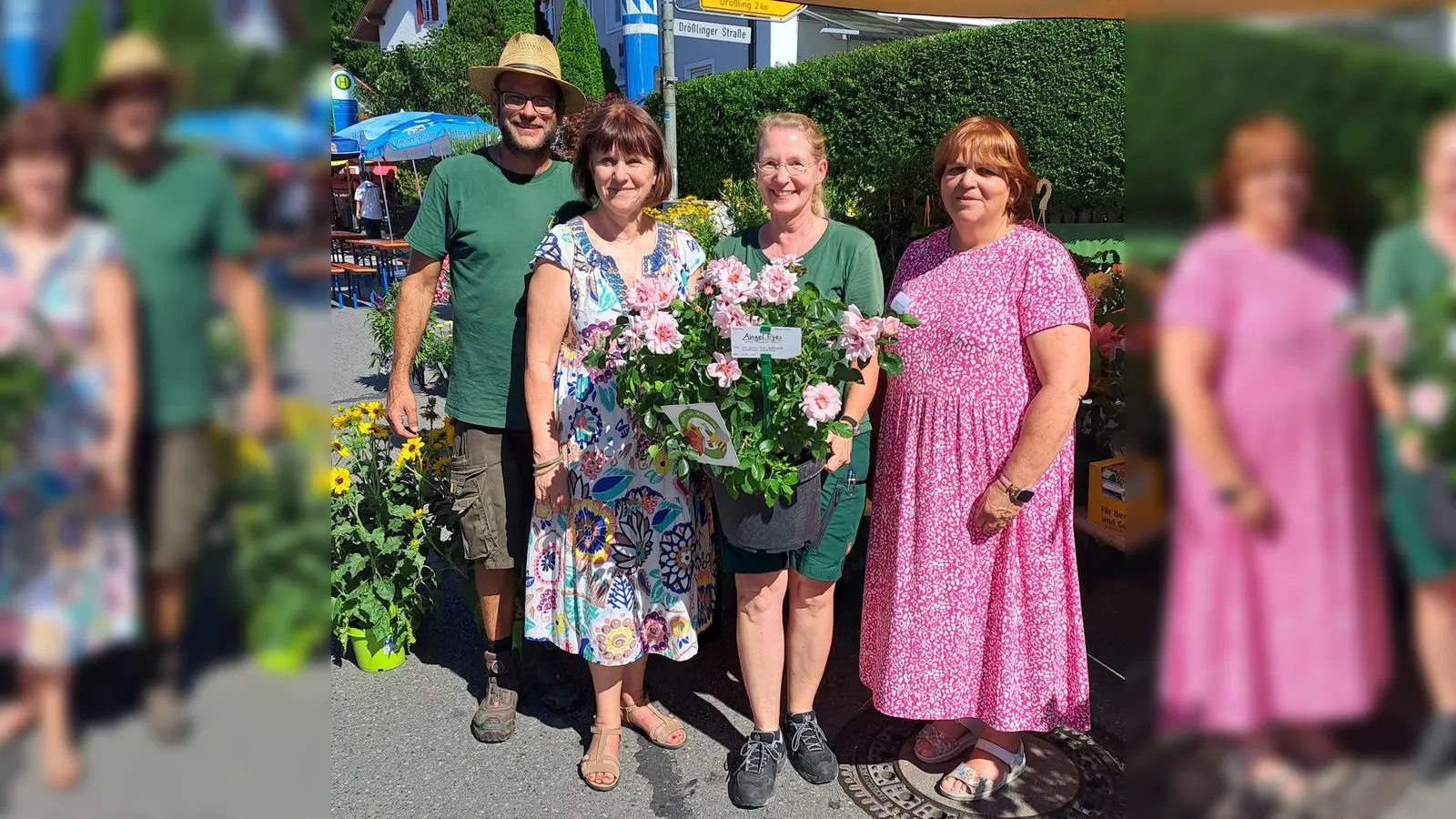 Eine großzügige Spende (v.l.n.r.): Uli Pirzer, Angelika Kasten (NBH), Marion Balkheimer (Rosenexpertin Pirzer) und Elfriede Schumacher (NBH). (Foto: Regina Pirzer)