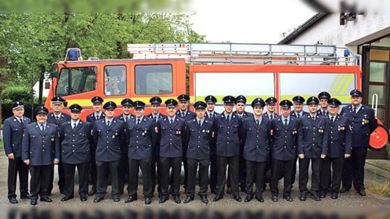 Die erfolgreichen Prüflinge, das Schiedsrichterteam und die Kommandanten.	 (Foto: FFW Eching)