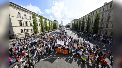 Zum Schluss der Demonstration versammeln sich die rund 3.000 Teilnehmenden vor dem Siegestor.  (Foto: © Sebastian Widmann/VdK)