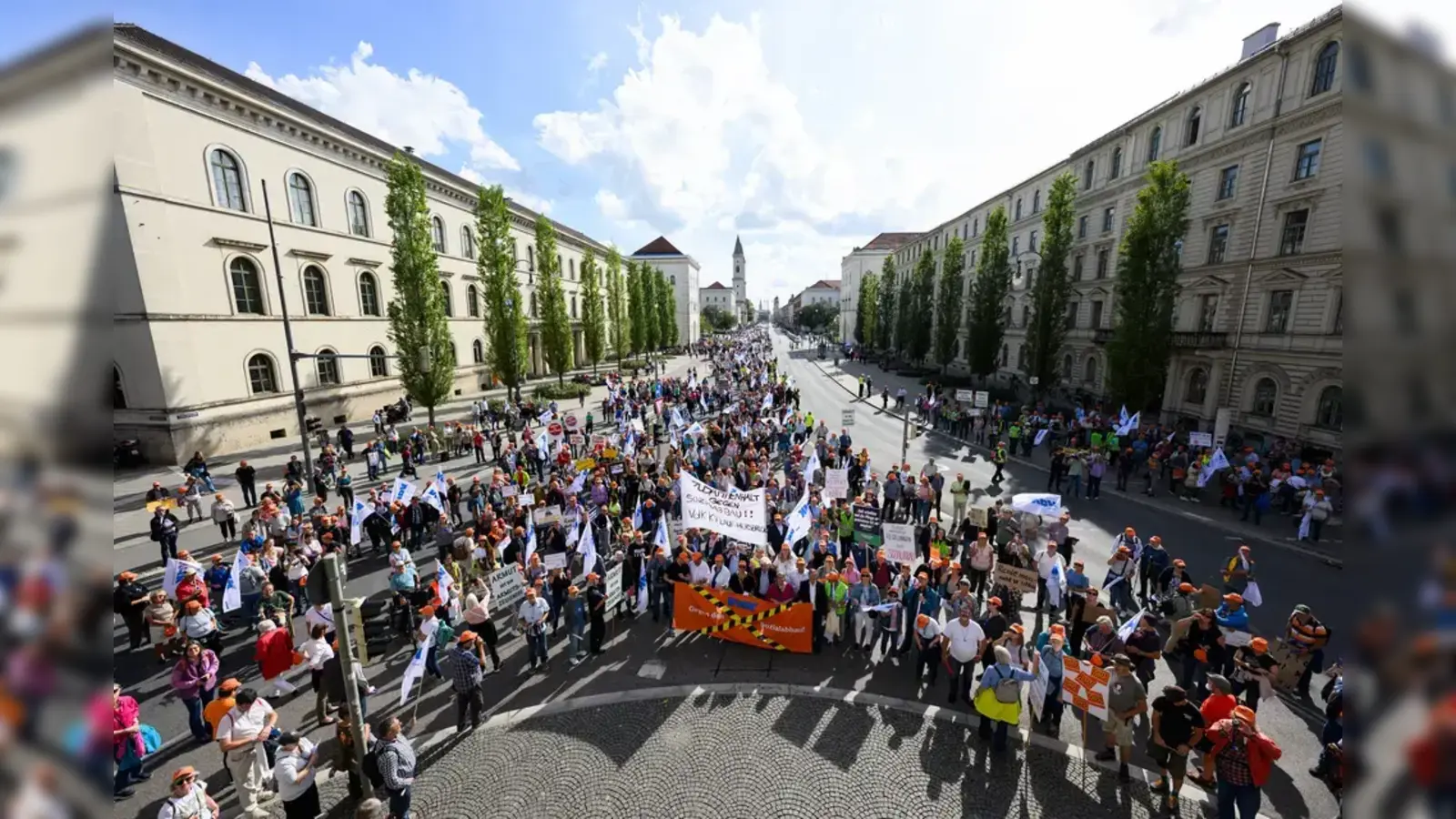 Zum Schluss der Demonstration versammeln sich die rund 3.000 Teilnehmenden vor dem Siegestor.  (Foto: © Sebastian Widmann/VdK)