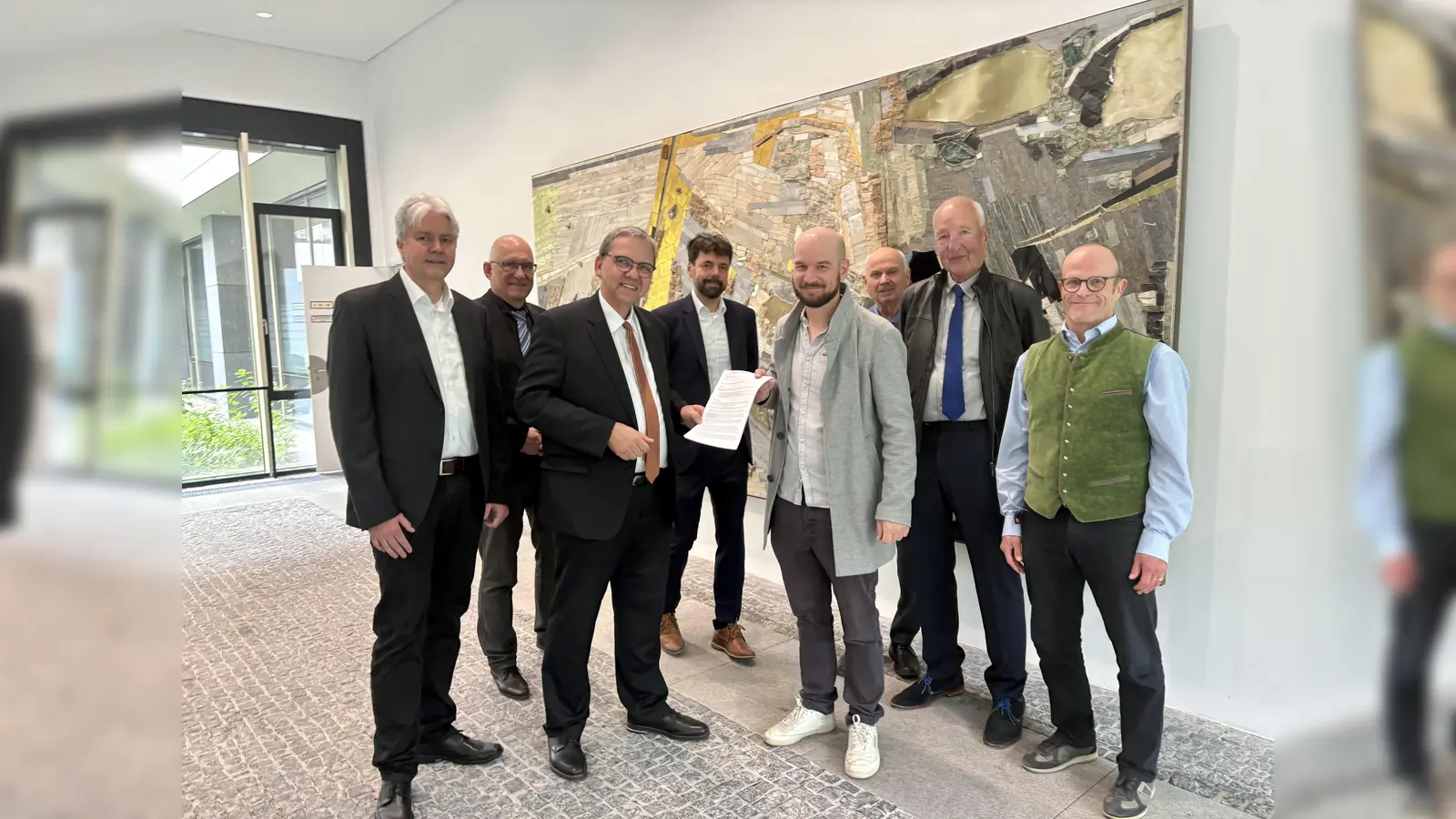 Unterschriftenübergabe im Ministerium mit (von links) Robert Adam, Frieder Vogelsgesang, Frank Kutzner, Michael Hatzel, Alexander Boeck, Romanus Scholz, Karl-Heinz Wittmann und Rüdiger Schaar. (Foto: Ulrike Seiffert)