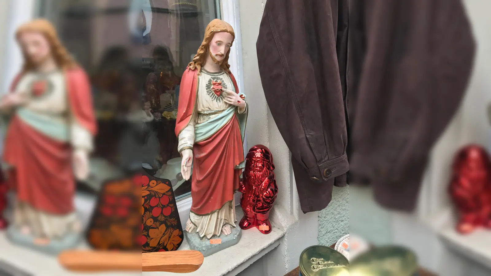 Dekoration für jede Gelegenheit findet man auf dem Flohmarkt in Brunnthal. (Foto: hw)