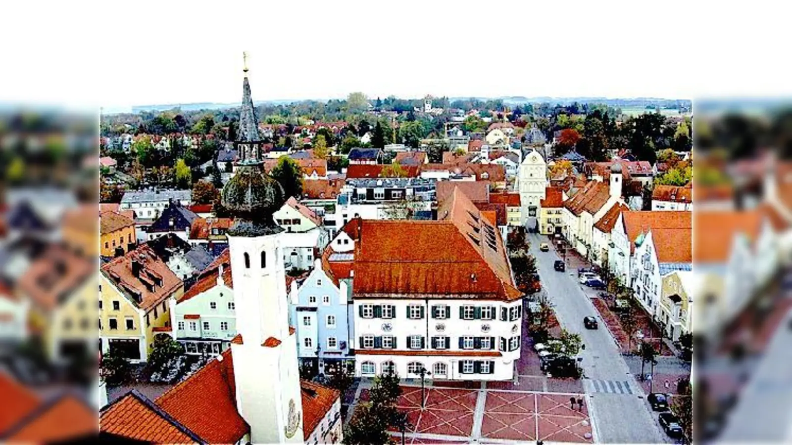 Blick vom 33 Meter hohen Erdinger Stadtturm auf den Schrannenplatz. 	 (Foto: VA)