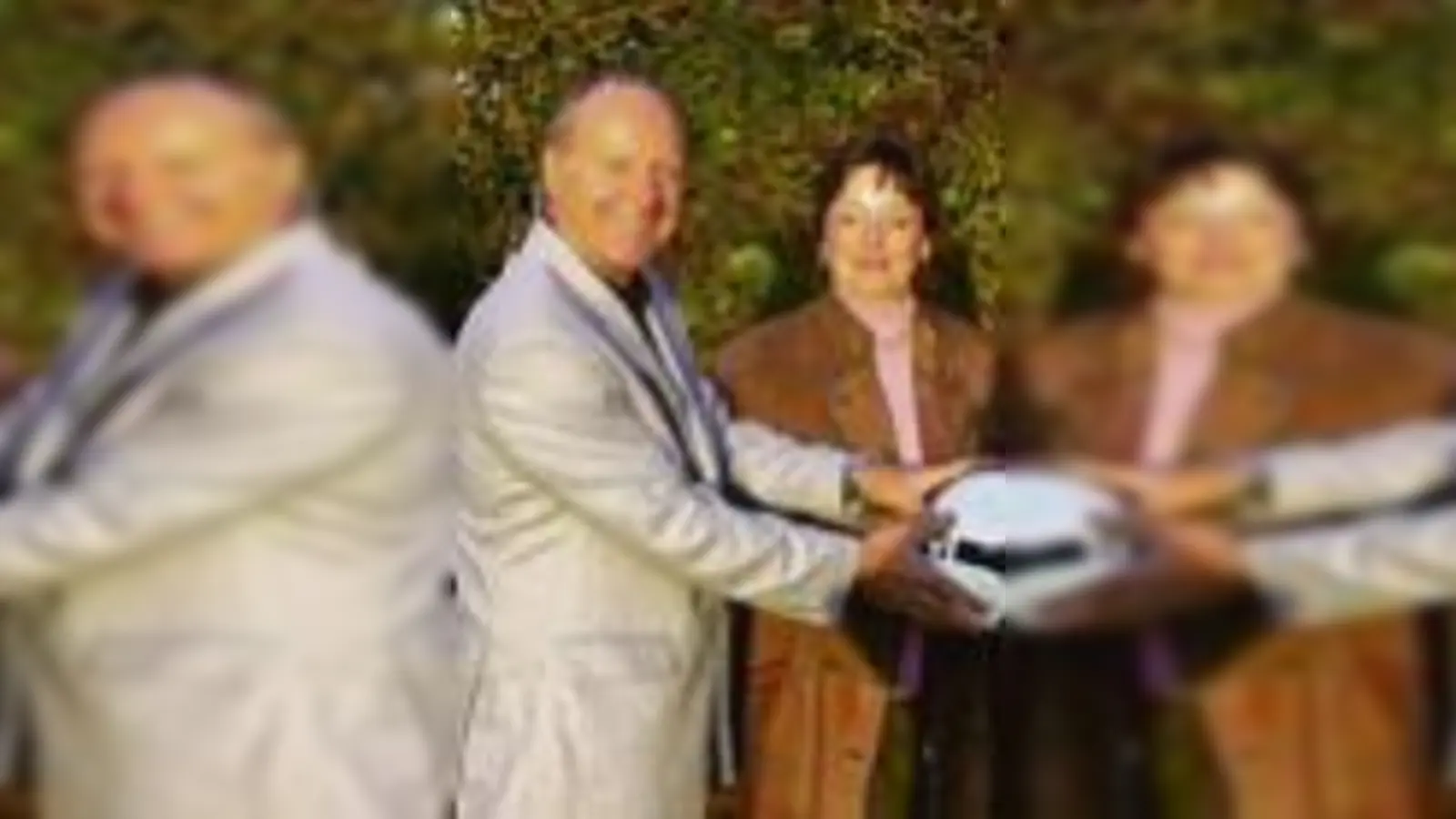 Der »Alte« (Rüdiger Lang, re.) gibt den »Neuen« (Karin Blumenschein und Gerhard Bauer) die Verantwortung in die Hand.  (Foto: Verein)