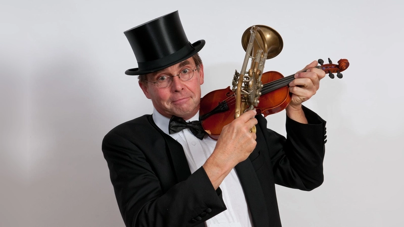 Wenn Winfried vom Ammersee loslegt, glaubt man, ein neuer Karl Valentin steht auf der Bühne. (Foto: Wilfried Müller)