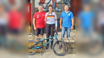 Franziska Lengger mit ihrem Trainern Gerhard Lengger (links) und Landestrainer Andy Endlein. (Foto: MC Peißenberg)