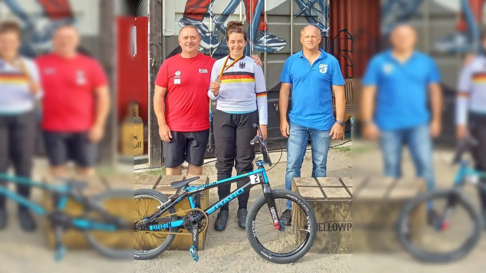 Franziska Lengger mit ihrem Trainern Gerhard Lengger (links) und Landestrainer Andy Endlein. (Foto: MC Peißenberg)