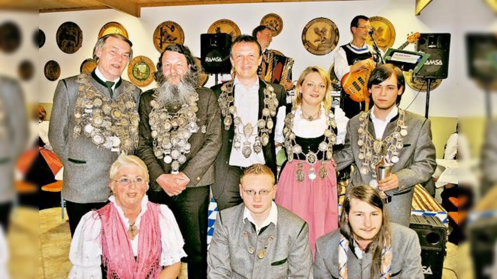 Franz Hofstetter, Josef Seebauer, Dieter Gaßner, Maria Reischl, Daniel Hochhäusler (hinten, v. l.), Monika Kaiser, Maximilian Mayr und Frederik Gelder (vorne, v. l.) bei der Ehrung.	 (Foto: Verein)