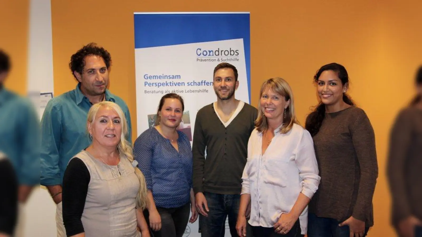 Das Pasinger Condrobs-Beratungsteam beteiligt sich in diesem Jahr an dem bundesweiten Aktionstag gegen Glückdspielsucht. V.l. Christian Dewald, Doris Jung, Miriam Melzer, Maximilian Schwarzkopf, Barbara Wiese und Issa Göndi. (Foto: us)