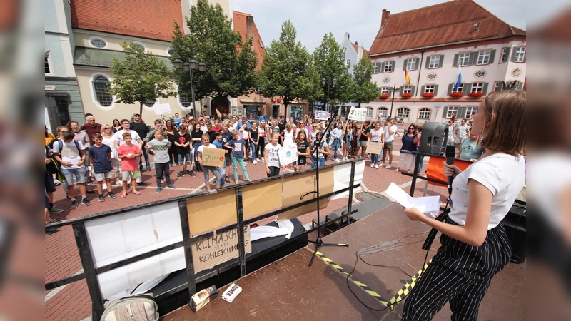 Die dritte Schülerdemonstration am Freitag auf dem Schrannenplatz in Erding brachte wieder eine dreistellige Zahl auf die Straße. Erdings OB Max Gotz machte den Jugendlichen ein umfassendes Gesprächsangebot. (Foto: kw)