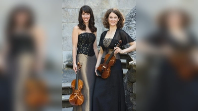 Almuth Siegel und Agnes Pusker sind das Violin-Duo ASAP. (Foto: Dorothee Falke)