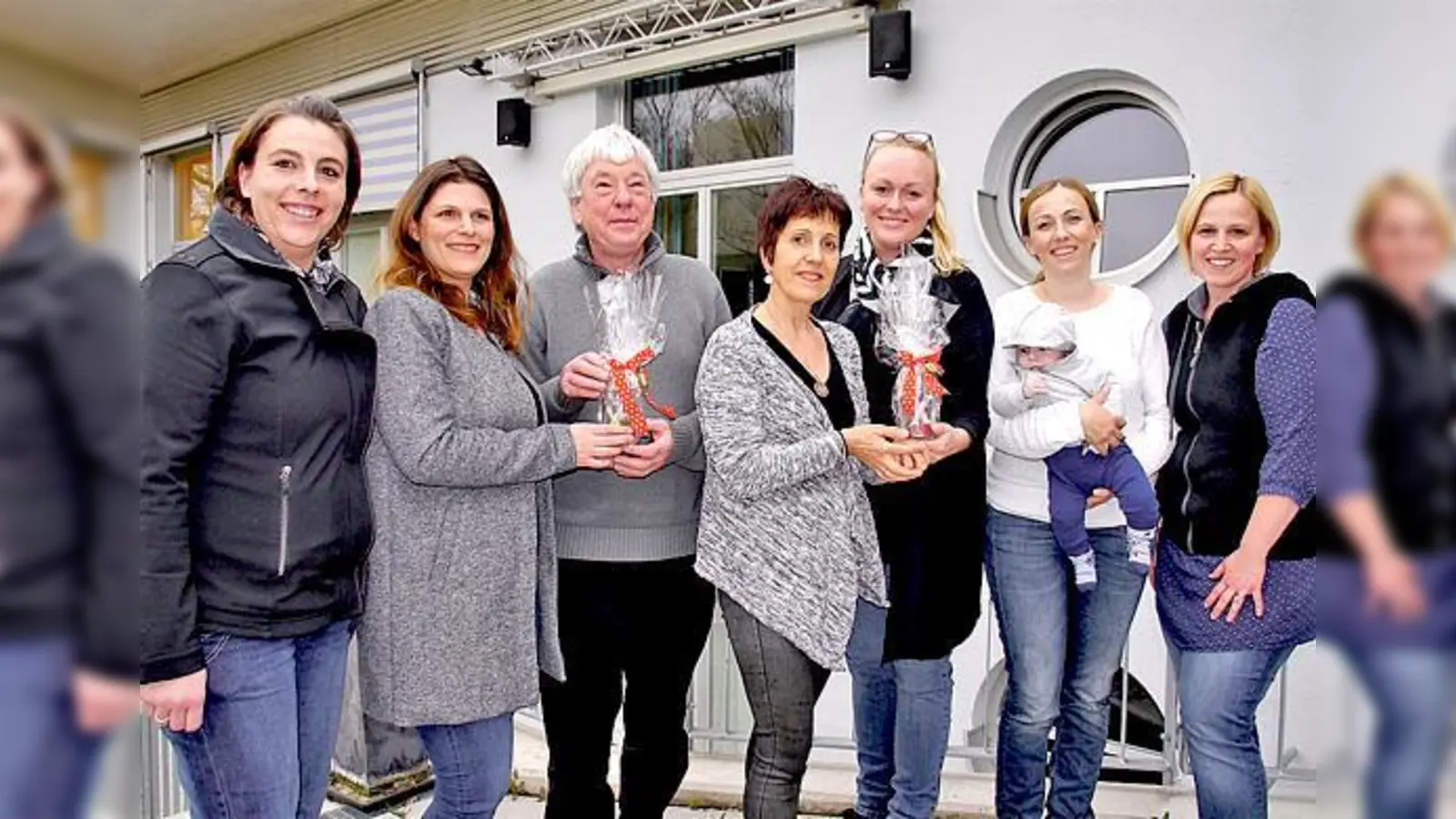 Die Spende für die Helferkreise nahmen Diana Brand und Peter Lemmen (Mitte) entgegen.              (Foto: VA)