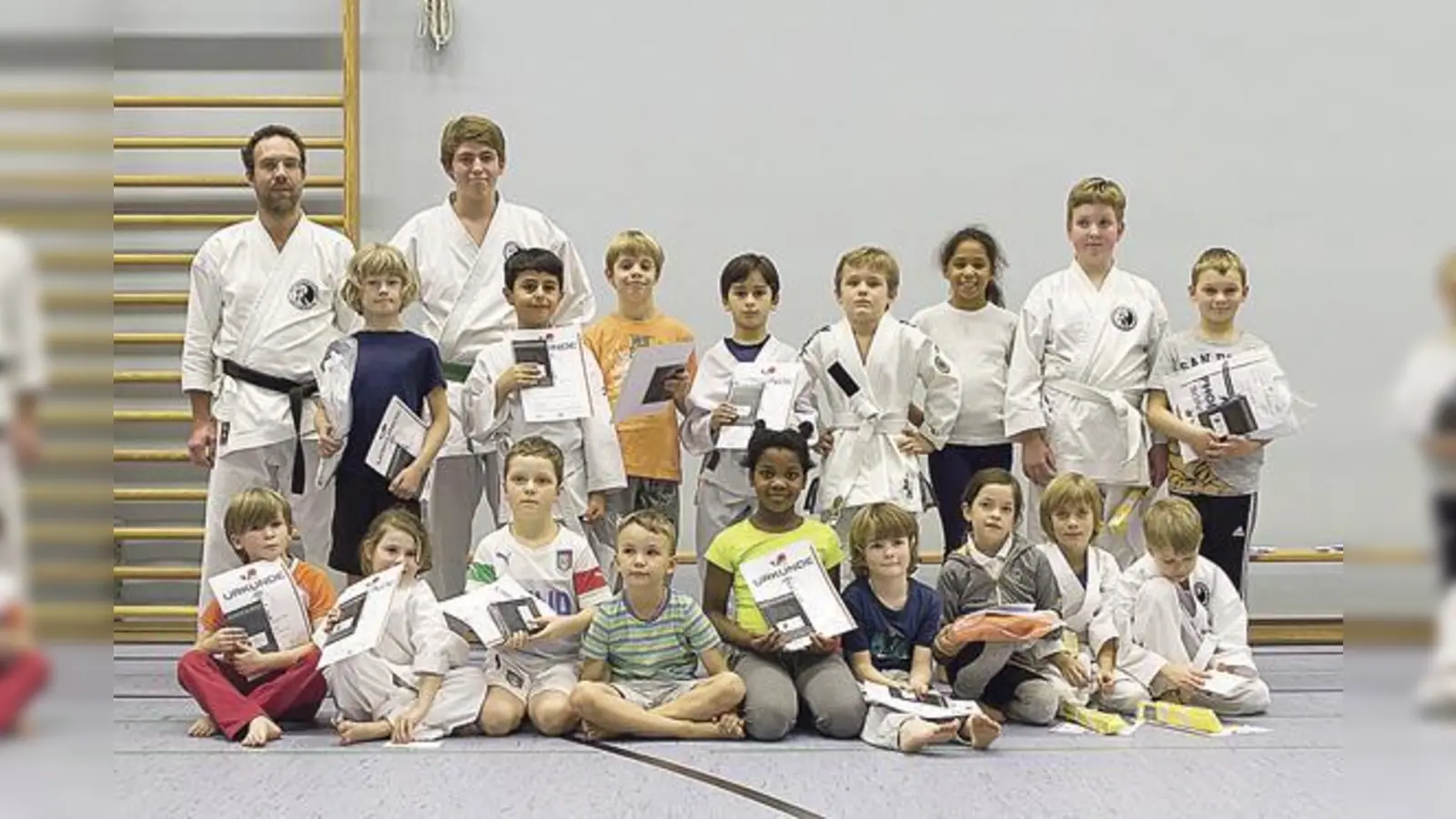 Die Bonsai-Gruppe (7 bis 10 Jahre) mit Prüfer Max Obermaier und Trainer Michael Lutz.	 (Foto: Christian Killer)