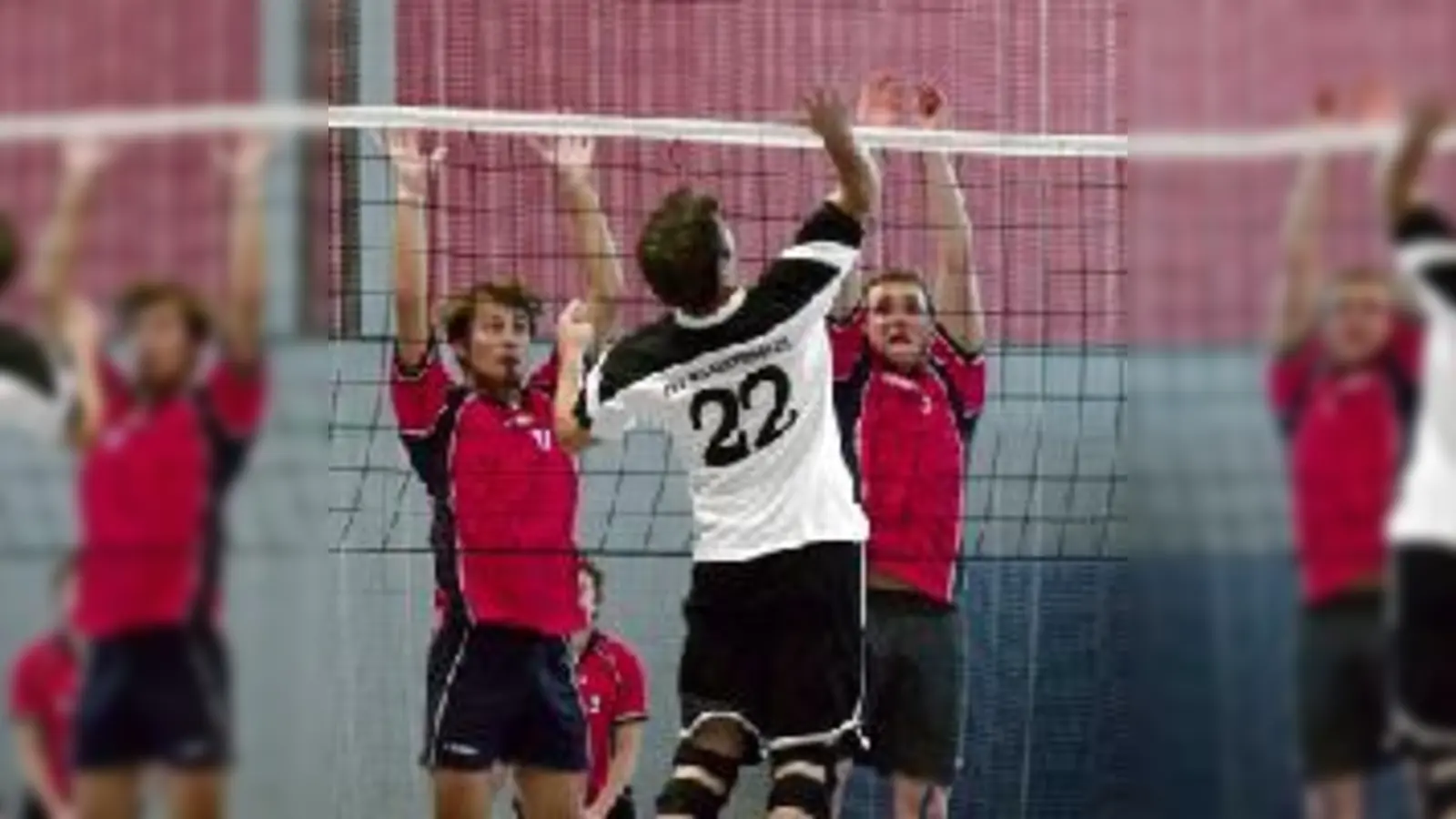 Christoph Betz vom TSV Milbertshofen trickste bei seinen Angriffsschlägen auch mal »zwei auf einen Schlag« aus.	 (Foto: dr)