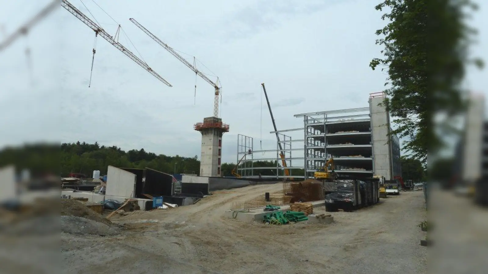 Bereits im Bau: An der Bauschingerstraße entsteht momentan das neue Parkhaus für die MAN-Mitarbeiter. (Foto: sb)