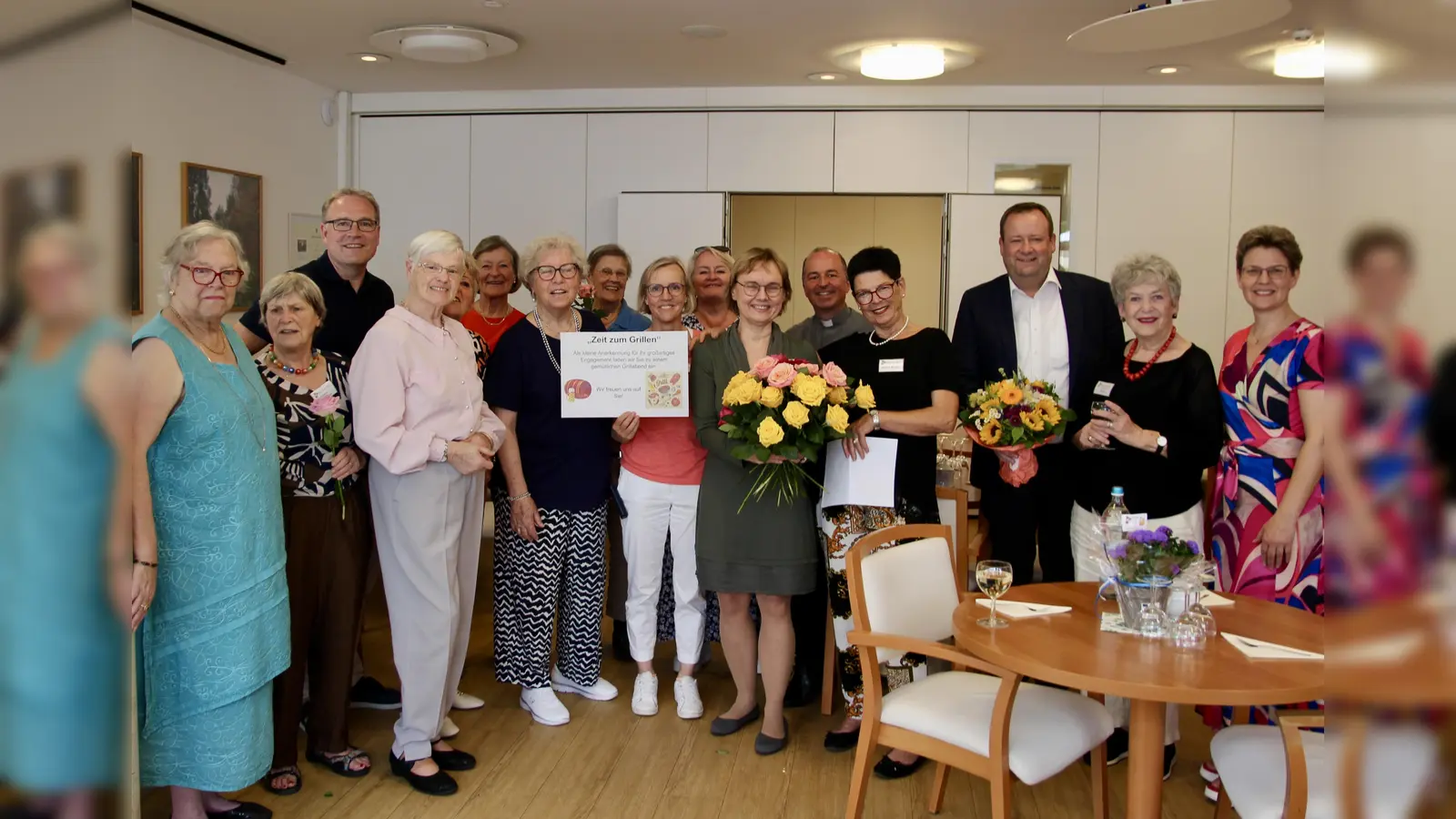 Die Festrunde mit Sonja Mayer (4.v.r.), Angela Wimmer (r.), Bürgermeister Peter Köstler (3.v.r.), Heimleiterin Miriam Dirscherl (6.v.r.), Pfarrer Markus Zurl (5.v.r.), Oliver Grohmann vom BVGL (3.v.l.) und vielen Ehrenamtlichen. (Foto: us)