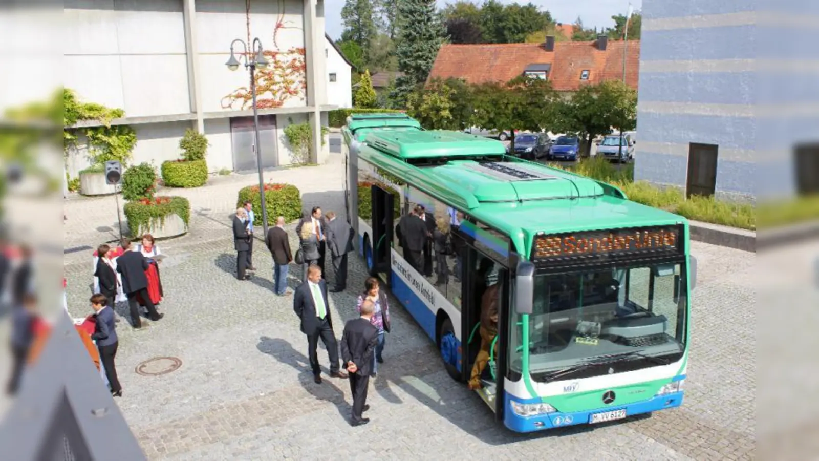 Ende der Jungfernfahrt: der erste Hybridbus kommt in Planegg an. Künftig wird die Würmtaler Linie 266 mit einem Hybridbus befahren. (Foto: US)