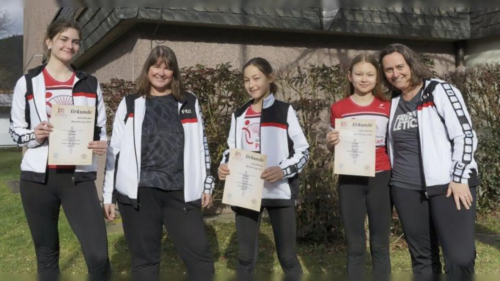 Das Foto zeigt von links nach rechts die Pullachr Kunstradsportlerinnen Katharina Hupfauer, Trainerin Fritzi Tausch, Blanca Keune, Nika Mäder, Trainerin Katrin Mäder. (Foto: RSV)