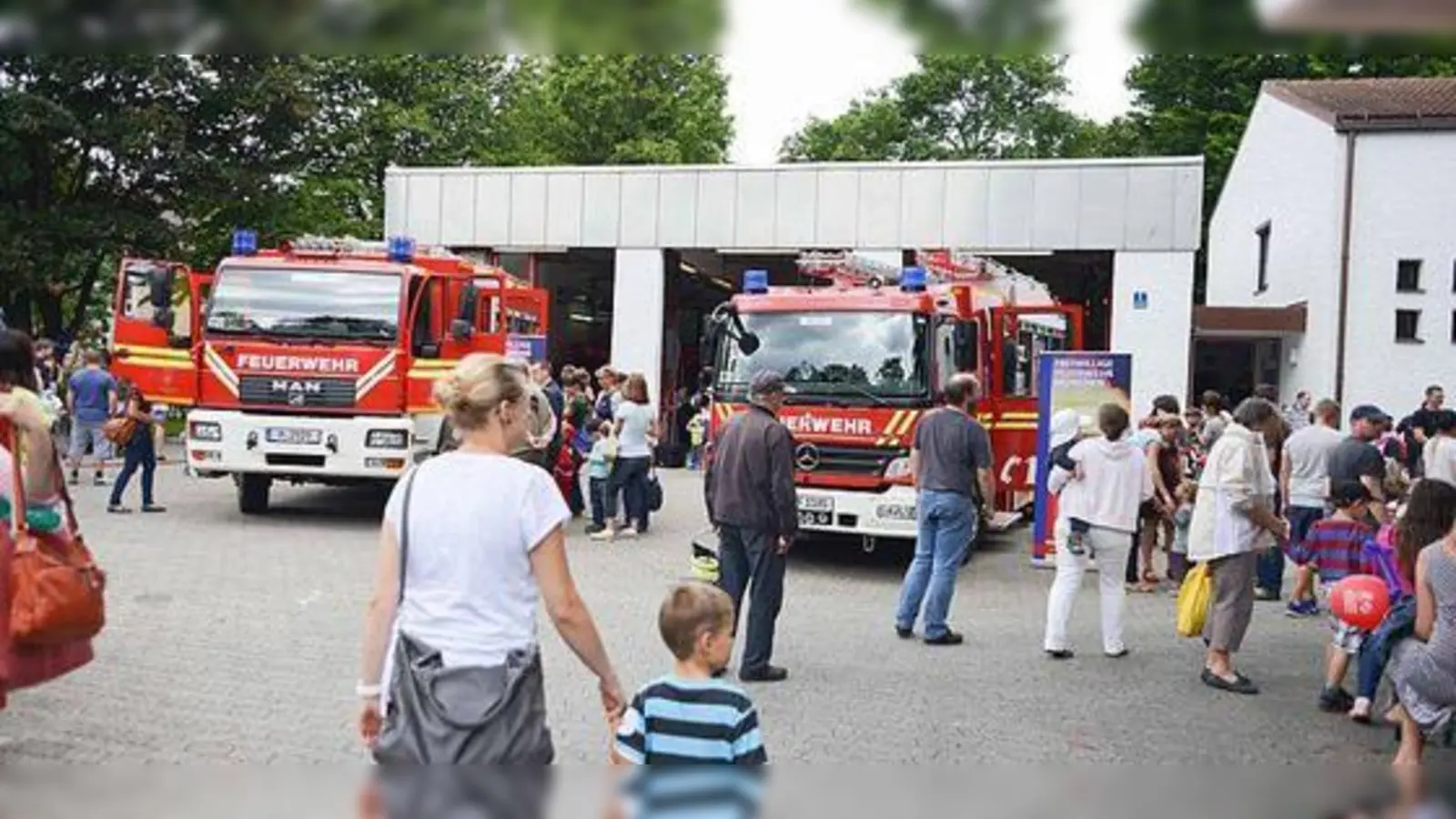 Einmal persönlich mit den Feuerwehrmännern und -frauen ins Gespräch kommen wird am Tag der Offenen Tür am 16. Juni möglich sein. 	 (Foto: Freiwillige Feuerwehr Moosach)