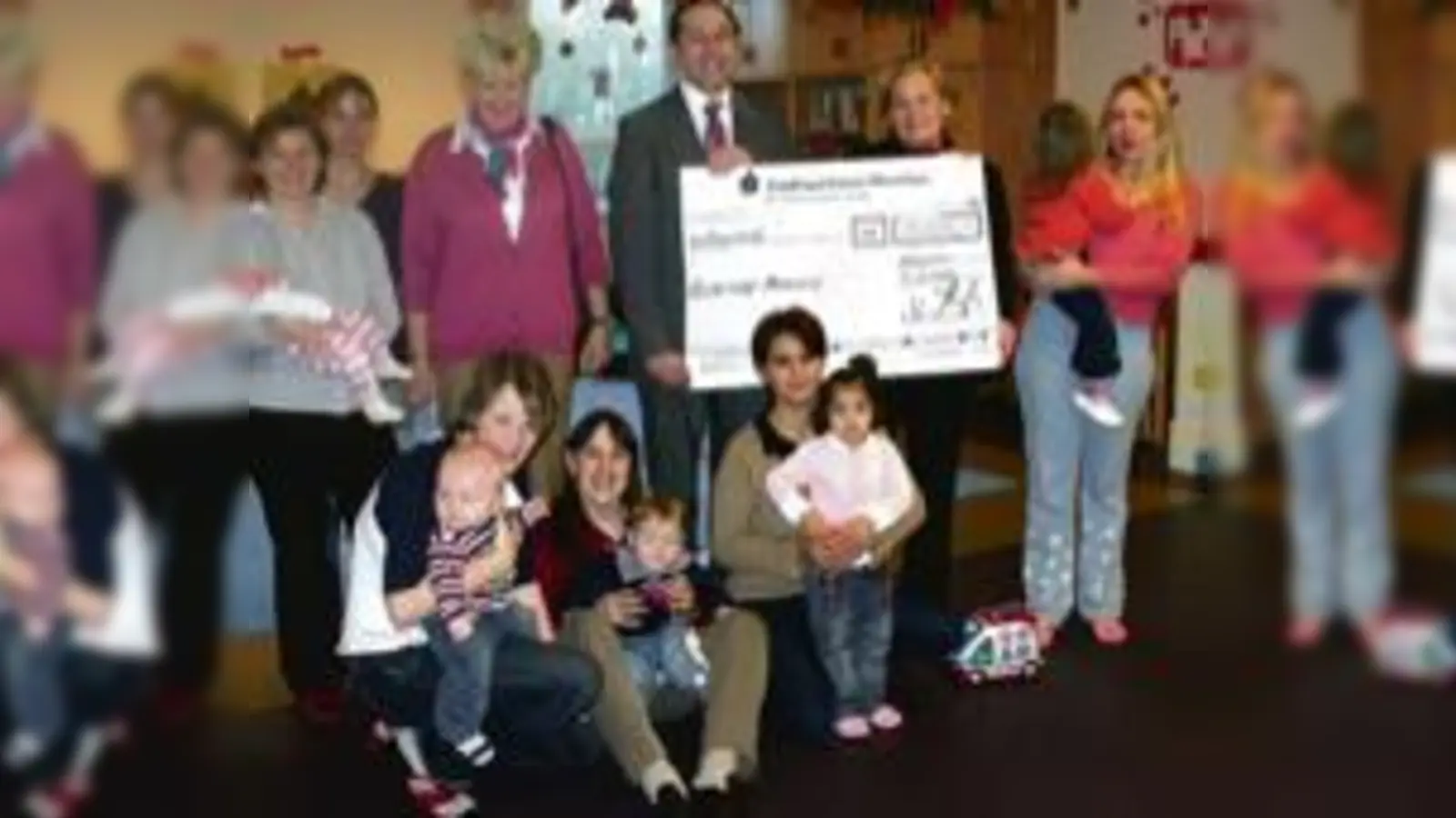 Die beiden Stadträte Max Straßer und Gisela Oberloher überreichen die Spende über 1.000 Euro. 	 (Foto: cs)