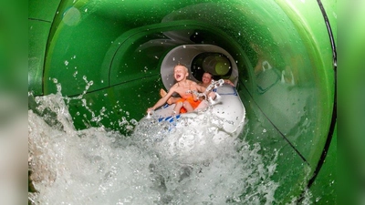 Nasses Glück: Die Riesen-Röhrenrutsche über fünf Etagen und die neue 90-Meter-Reifen-Wasserrutsche garantieren Wasserspaß. (Foto: © Hotel Alpenrose)