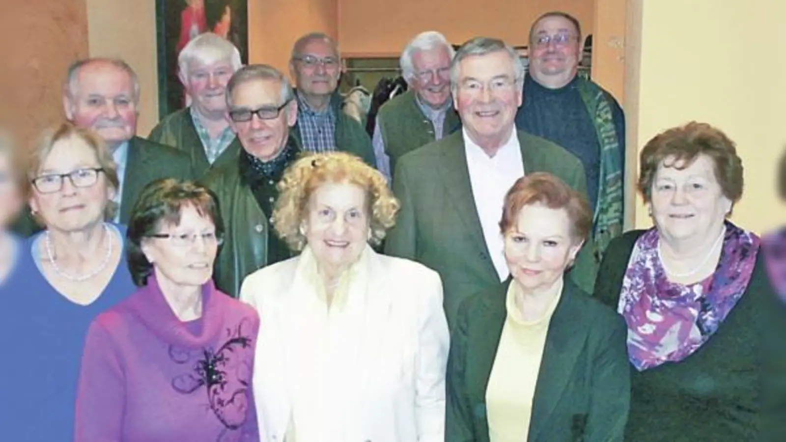 Der alte und neue Vorstand der Senioren Union  (Foto: (v. li.) Jutta Renger, Traudl Raith, Renate Schaumberg, Carola Nusser, Hilde Selbertinger. Hinten (v. li.) Sepp Emberger sen., Johann Haager, Dieter Schönfeld, Ulrich Kuhn, Manfred Gaibinger, Wahlleit)