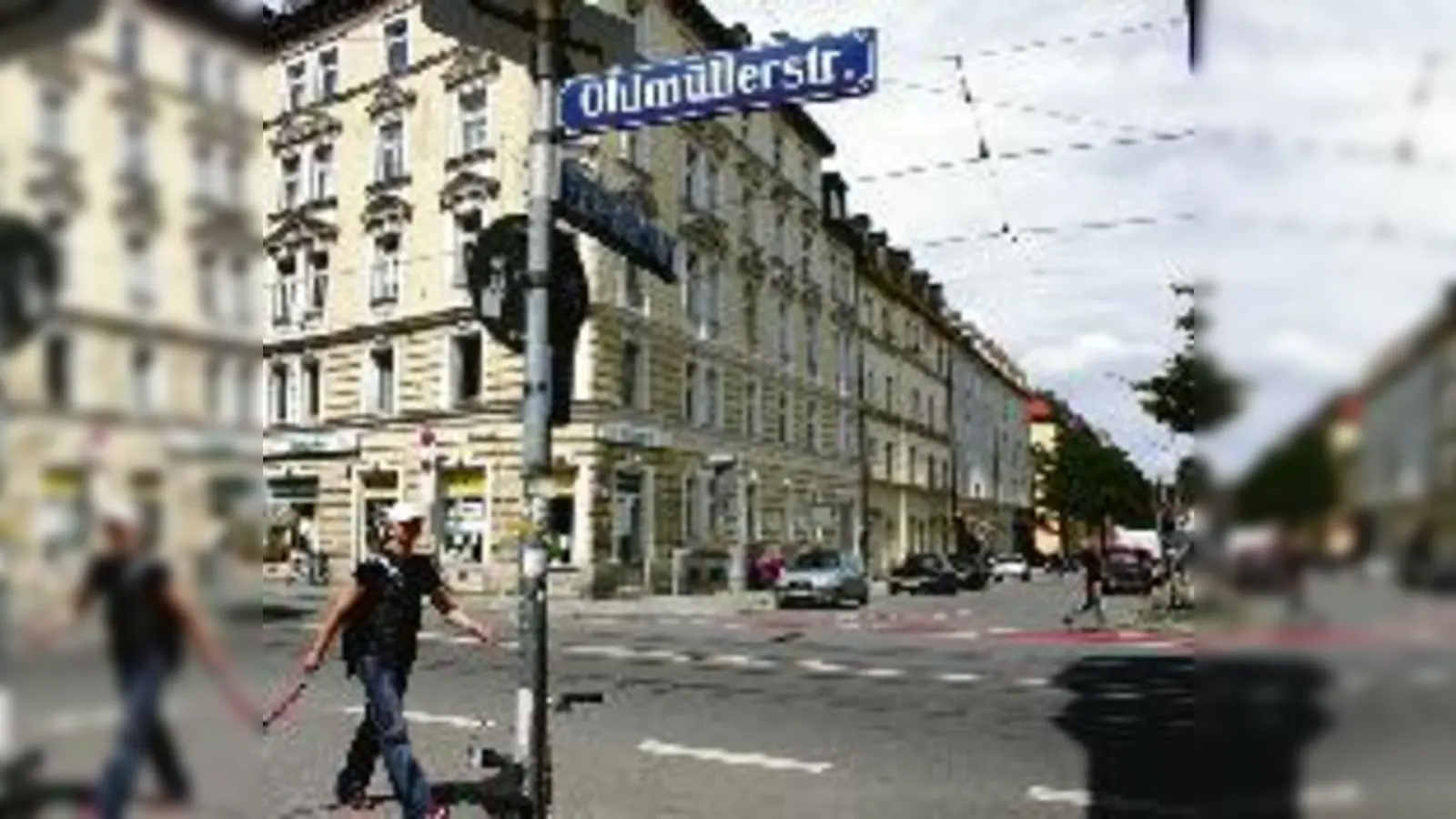 In der Ohlmüllerstraße auf Höhe Entenbach-/Zeppelinstraße, fordern Anwohner und Bezirksausschuss schon seit Jahren eine Ampel (und Zebrastreifen).  (Foto: ms)