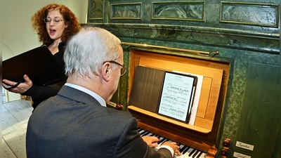 Beate und Wolfgang Kiechle bereiteten den Acheringern mit Gesang und Spiel auf der restaurierten Pfaffenbichler-Orgel von 1785 einen unvergesslichen Abend. (Foto: R. Lex)