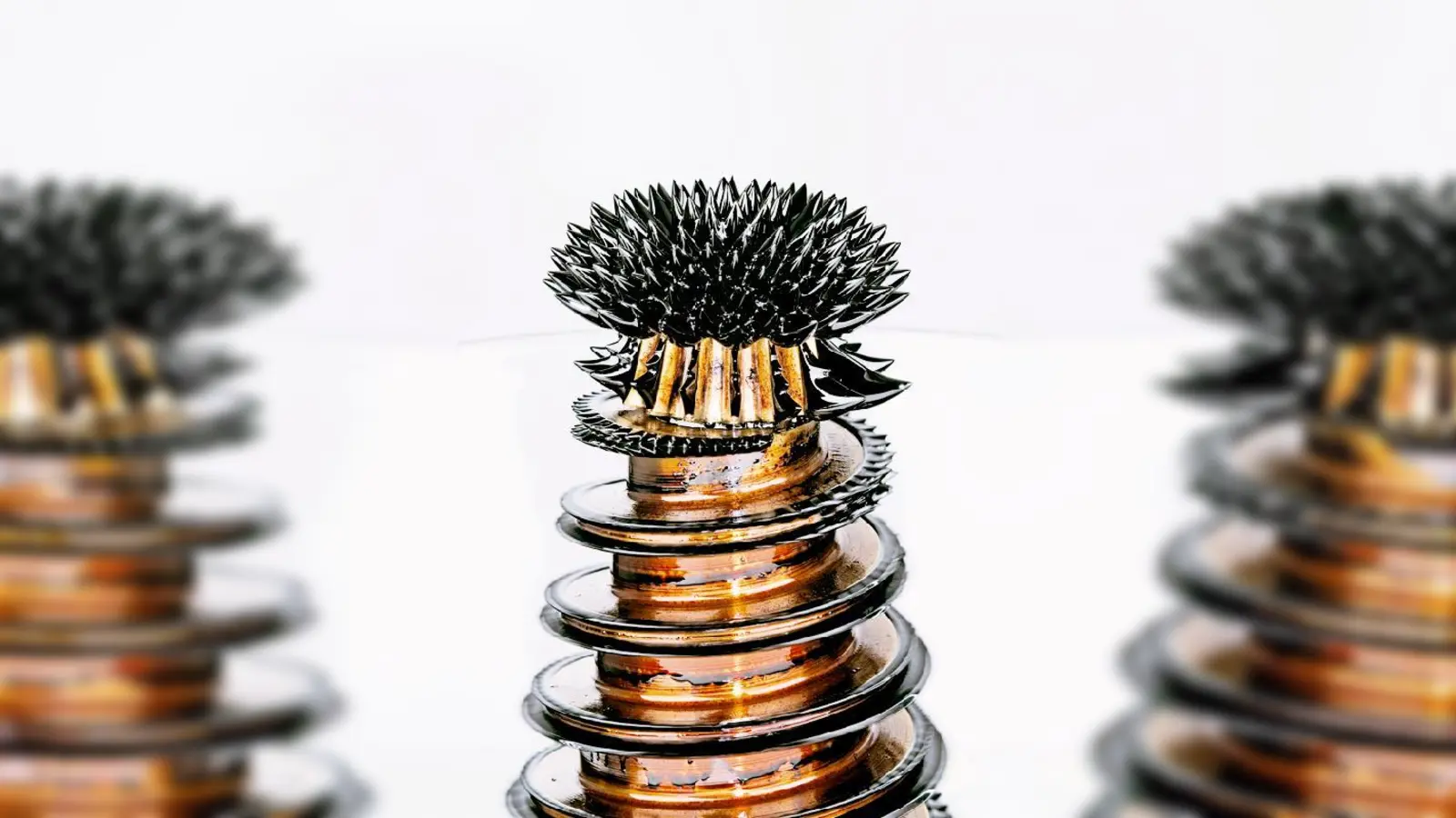 Ferrofluid: Eisen-Nano­partikel in Öl gelöst ergeben eine magnetische Flüssigkeit.	 (Foto: Dt. Museum)