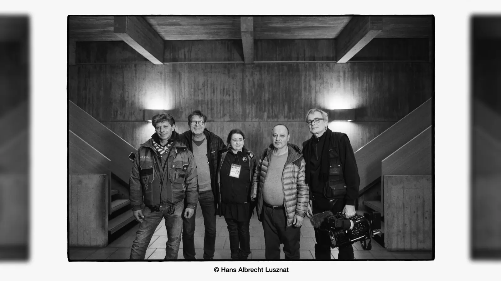 „Aufrecht stehen, geradeaus schauen und mit Selbstbewusstsein die BISS-Zeitung verkaufen! – Weil: Wir sind ja wer!“  (Foto: Hans Albrecht Lusznat)