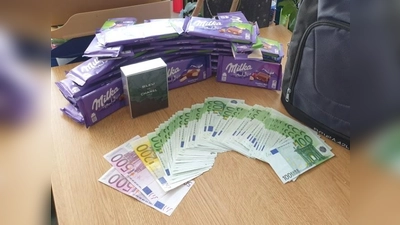 Ein DB-Zugbegleiter lieferte einen Rucksack mit 7.700 Euro Bargeld und rund 30 Tafeln Schokolade bei der Bundespolizei im Münchner Hauptbahnhof ab. (Foto: Bundespolizei)
