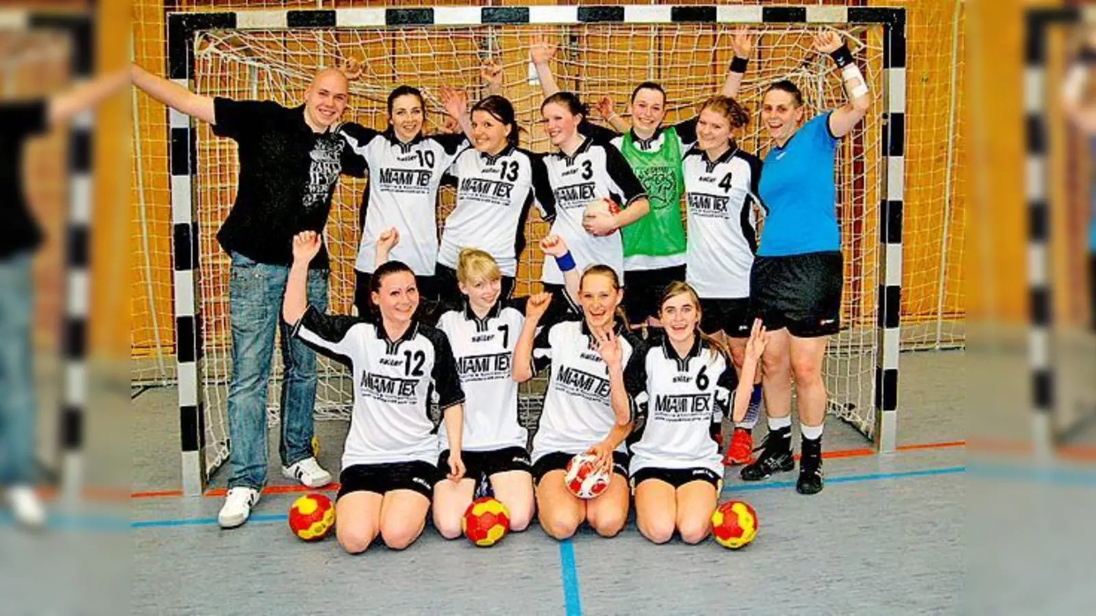 Die weibliche B-Jugend mit den Trainern Sebastian Behrendt (links) und Lisa Meier (rechts). 	 (Foto: Judith Götzelmann)