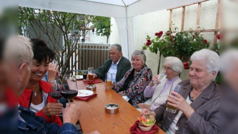 „Wir sind sehr zufrieden mit unserer Genossenschaft.” Mieter und Mitglieder nahmen am Freitag die Räume und den Garten ihres Nachbarschaftstreffs in Besitz (Foto: tg)