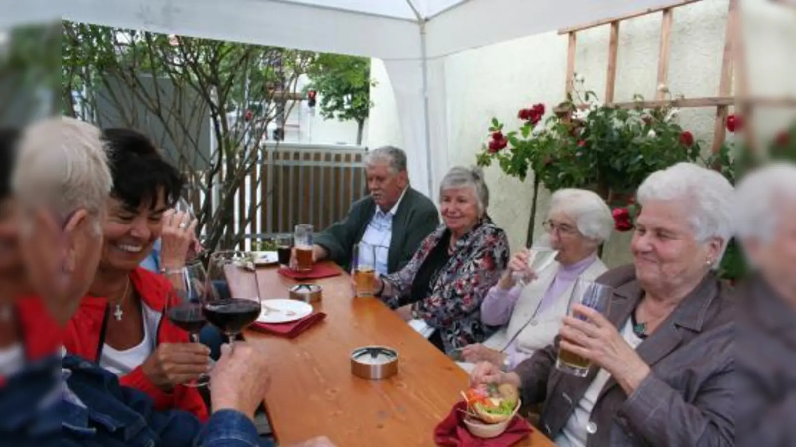 „Wir sind sehr zufrieden mit unserer Genossenschaft.” Mieter und Mitglieder nahmen am Freitag die Räume und den Garten ihres Nachbarschaftstreffs in Besitz (Foto: tg)