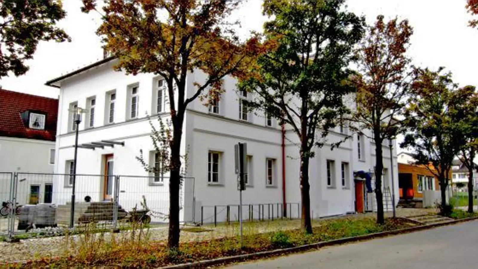 Saniert mit modernem Anbau, größer, schöner, kurz: das Rathaus ist ein Schmuckstück in Anzings  Ortsmitte.		 (Foto: Gemeinde Anzing)