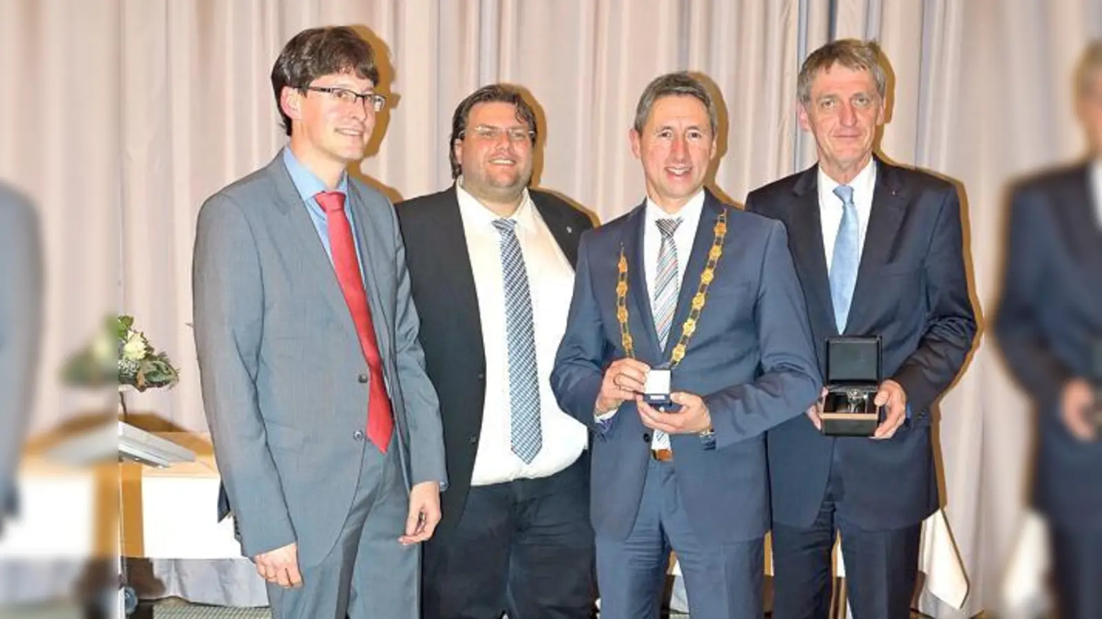 Erster Bürgermeister Christoph Böck mit Zweitem Bürgermeister Stefan Krimmer und den ausscheidenden Stadträten Uli Piller (l.) und Axel Schröter (r.).	 (Foto: VA)
