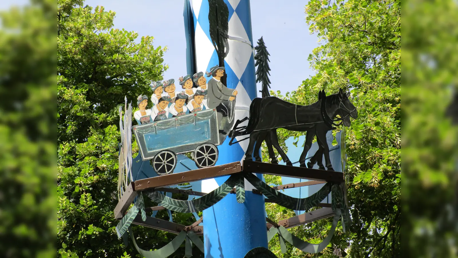 Natürlich dürfen beim Holzkirchner Maibaum auch die traditionellen Zunftzeichen nicht fehlen. (Foto: hw)