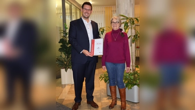 Sebastian Fruhner überreicht den Gutschein an Maria Renner. (Foto: Sparkasse)