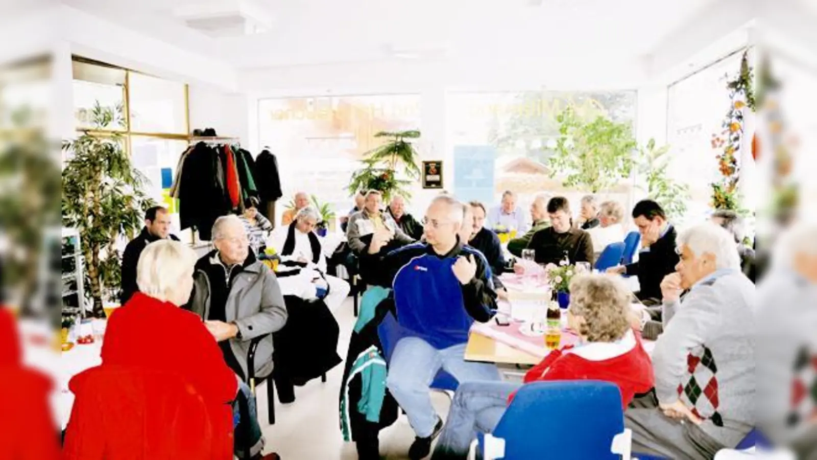 Männerfrühschoppen im MGH: Peter Brenner (vorne Mitte), Jugendleiter beim SCBV, schildert die Probleme in der Jugendabteilung.	 (Foto: Föll)