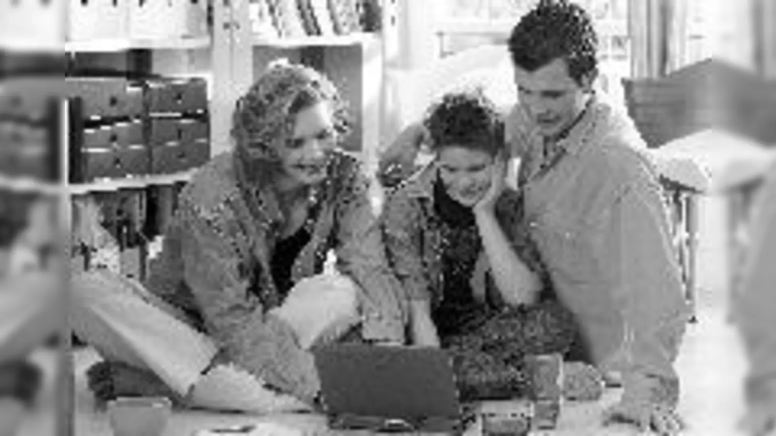 Die ganze Familie nutzt heute den Computer  dabei sollte niemand die Datensicherheit auch von gelöschten Dateien vergessen.	 (Foto: djd)