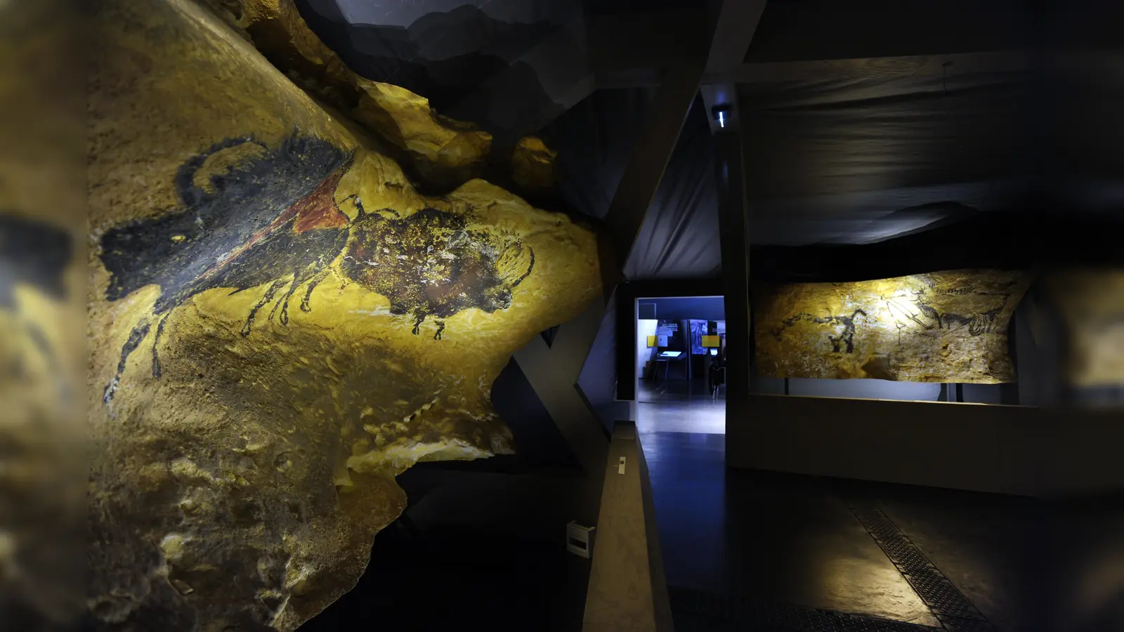 Je nach Untergrund sind die Darstellungen in die Höhlenwand geritzt oder gemalt in gelben, roten, braunen und schwarzen Farbtönen. Die größte Tierfigur in der „Halle der Stiere“ misst 5,20 Meter an Höhe. (Foto: VA)