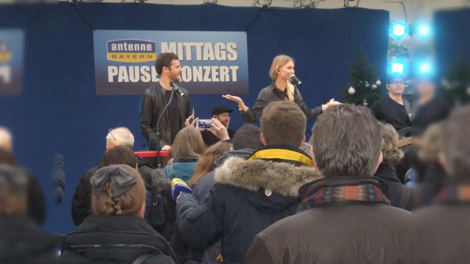Glasperlenspiel: Das Sänger- und Songwriter-Paar Carolin und Daniel beim Konzert im Gartencenter Kiefl. (Foto: jk)