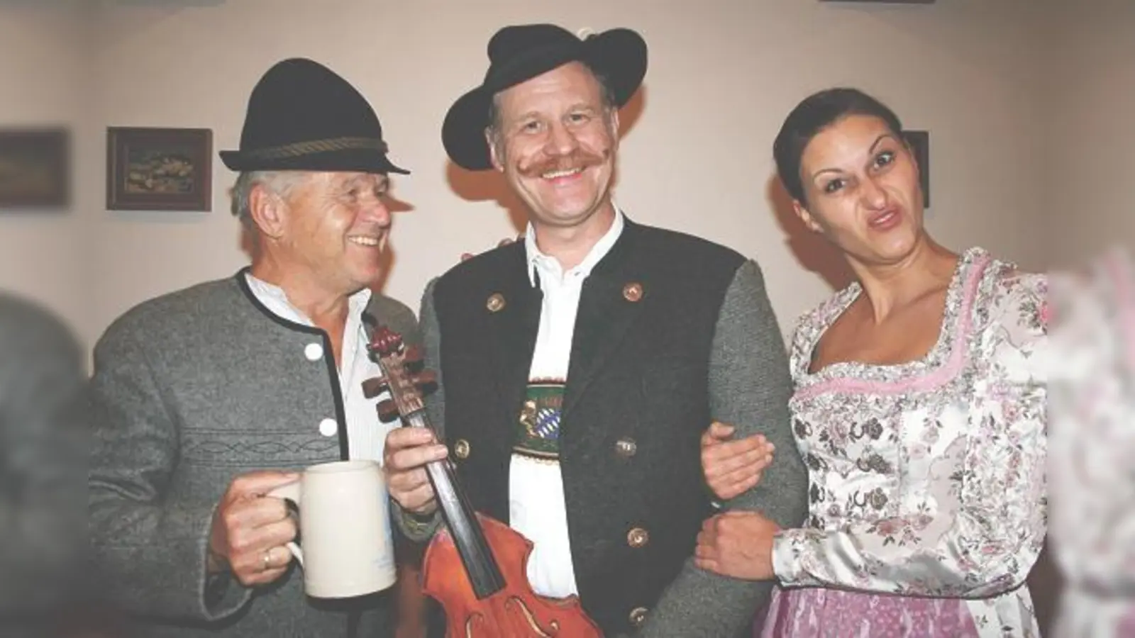 Theaterchef Peter Briegel (links) spielt einen Lebenskünstler. Der aus Mittenwald gebürtige und in Moosach lebende Michael Hausmann gibt den »Geigenbauer von Mittenwald«, Andrea Richter spielt seine Frau, das Annamirl.	 (Foto: ws)